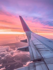 日落时的飞机机翼景观带有梦幻般的紫色