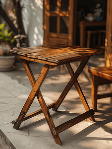 米色混凝土背景上美丽的棕色木质折叠桌