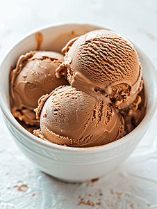 白碗里的巧克力冰淇淋