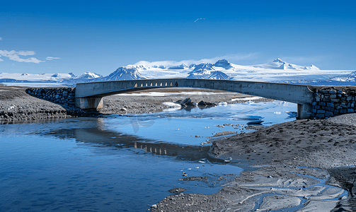 连接杰古沙龙冰河湖的海峡上的桥梁