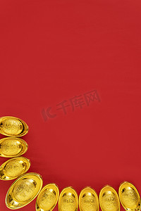 精美红色透明丝带摄影照片_金元宝红色背景过新年图片素材