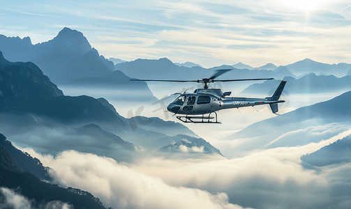 白色山脉摄影照片_极端慢动作飞行直升机在有雾的山脉附近