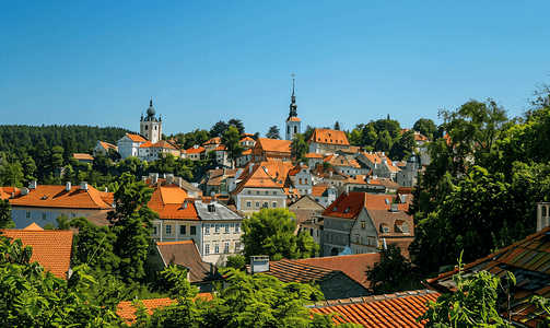 美丽的捷克克鲁姆洛夫的城镇景观橙色屋顶和阳光明媚的绿色