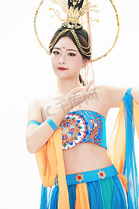 女神焕颜季摄影照片_身着唐朝敦煌服饰跳飞天舞蹈的中国少女