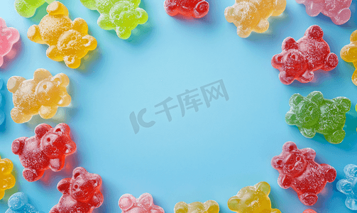 淡蓝色背景上的彩色果冻熊圈顶部视图