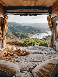 露营车里的床垫和度假公路旅行时的美丽风景