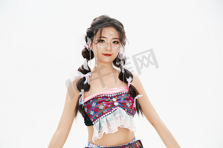母婴网红文化墙摄影照片_身穿中国少数民族哈尼族服饰的亚洲女性