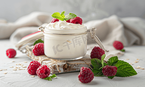 罐装白酸奶和新鲜树莓