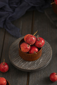 水果山楂木桌背景图片