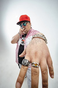 国风嘻哈摄影照片_壮硕的亚洲男性说唱嘻哈歌手人像肖像