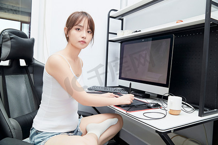 人插画摄影照片_居家在电脑前工作的亚洲少女