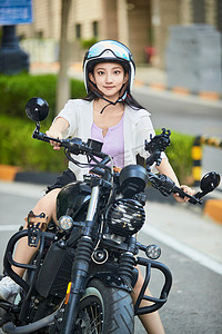 时尚招生画册摄影照片_骑复古摩托车的中国少女
