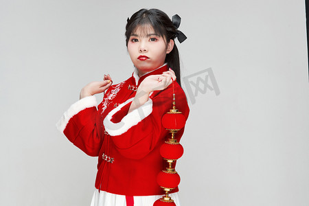 手提红灯笼身穿喜庆汉服的可爱少女