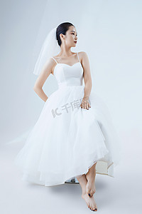白色礼服模特摄影照片_棚拍白色背景下的洁白婚纱新娘美妆