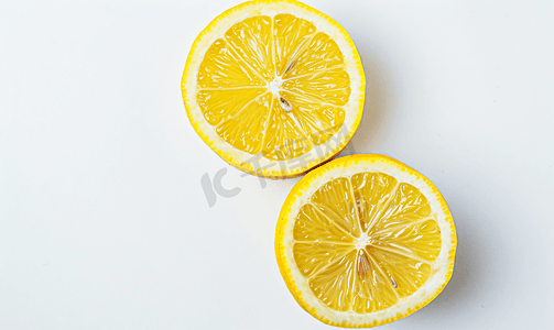 白色背景下的柠檬和柠檬片