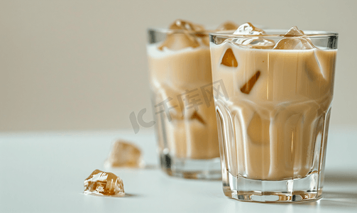 鲜奶巧克力摄影照片_冰红糖鲜奶饮料（透明杯装）