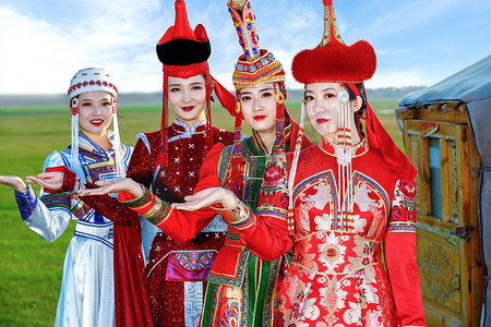 头饰格格摄影照片_草原上穿着蒙古族传统服饰的亚洲年轻美少女