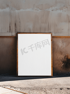 餐馆菜单摄影照片_水泥地板上的白色模拟木质标牌白天室外的空白白色标牌