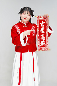 可爱的韩风摄影照片_手持春联身穿喜庆汉服的可爱少女