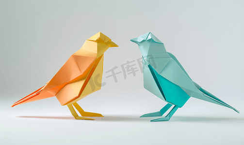 日本工艺摄影照片_白色背景上的两只折纸纸鸟
