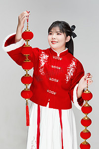 冬季红色喜庆摄影照片_手提红灯笼身穿喜庆汉服的可爱少女