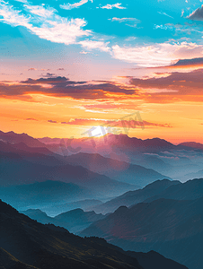 水彩山谷摄影照片_夕阳下的山峰