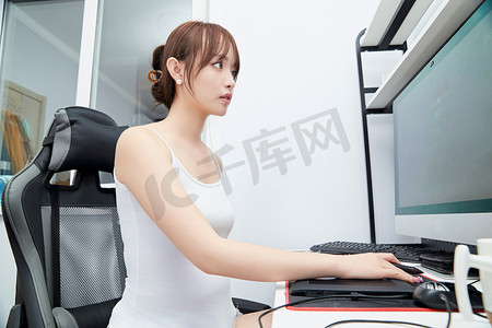居家在电脑前工作的亚洲少女