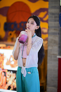 买零食摄影照片_假日悠闲逛商场的中国少女