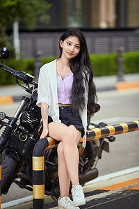 摩托飞人摄影照片_骑复古摩托车的中国少女