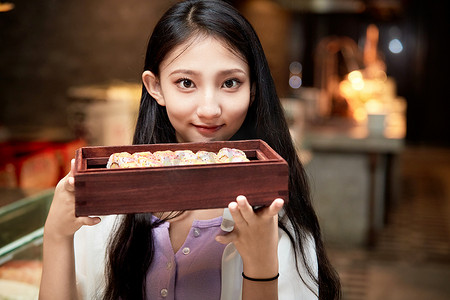 星级尊贵摄影照片_在星级酒店自助餐厅用餐的可爱中国少女
