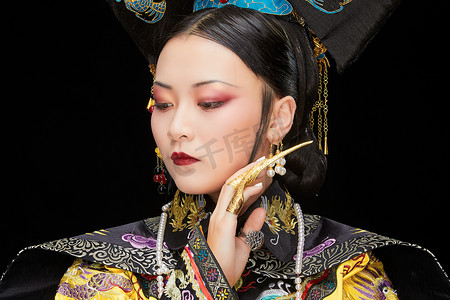 q版清代男摄影照片_黑色背景下的清代皇后古装造型清朝古装