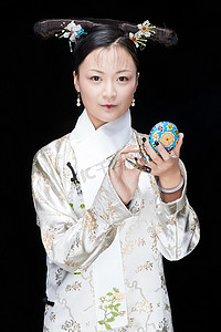 贵人摄影照片_黑色背景下的清代女性古装造型清朝古装