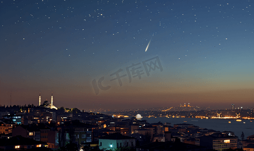 新智彗星出现在土耳其伊斯坦布尔上空