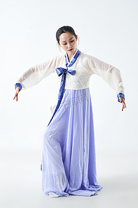 成人中国舞摄影摄影照片_穿着中国朝鲜族传统服饰跳舞的少女