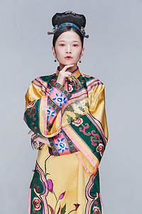 宫廷礼帽摄影照片_白色背景下的清代女性古装造型清朝古装