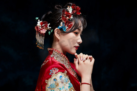 中式婚纱照摄影照片穿着中式秀禾服的亚洲少女