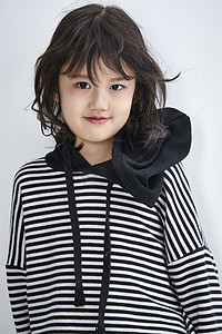 孙姓氏头像摄影照片_白色背景前身穿海魂衫的可爱的亚洲儿童人像