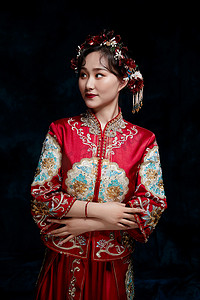 禾摄影照片_穿着中式秀禾服的亚洲少女