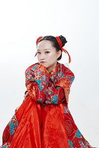 恐怖灵异背景摄影照片_身穿中国传统服饰的青年女性