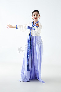 穿着中国朝鲜族传统服饰跳舞的少女