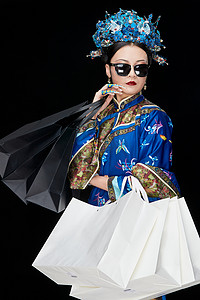 趣浪来潮摄影照片_穿越而来手提购物袋的清朝皇后