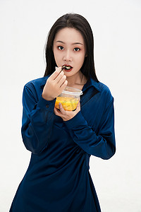 吃货节详情摄影照片_大吃特吃的亚洲可爱少女人像