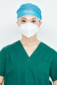 手术衣摄影照片_白色背景下的外科手术医疗人员形象