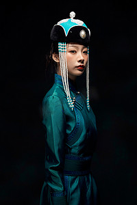 祈福底纹摄影照片_穿着蒙古族服饰的亚洲青年女性