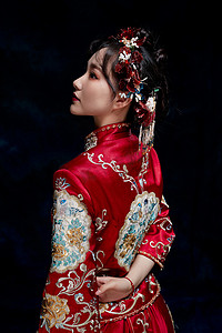 穿着中式秀禾服的亚洲少女