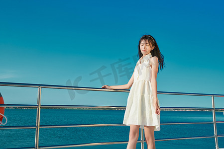 波浪夏日摄影照片_夏日在游艇观光平台上的亚洲少女