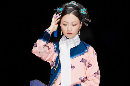 清朝古装摄影照片_黑色背景下的清代女性古装造型清朝古装