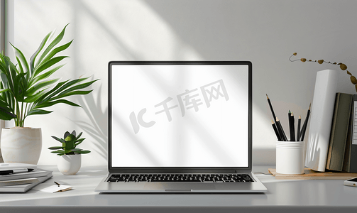 电脑模拟摄影照片_办公桌上的模拟空白屏幕笔记本电脑配有笔记本电脑和办公用品的工作区