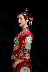 禾摄影照片_穿着中式秀禾服的亚洲少女