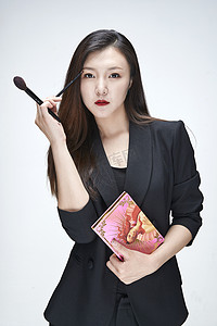 喷溅笔刷素材下载摄影照片_棚拍白色背景的亚洲青年女性化妆师